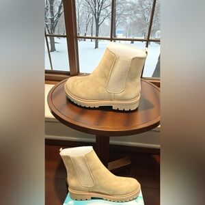 Soda Light Tan Boots size 8.5. New.  Fast 🚚📦